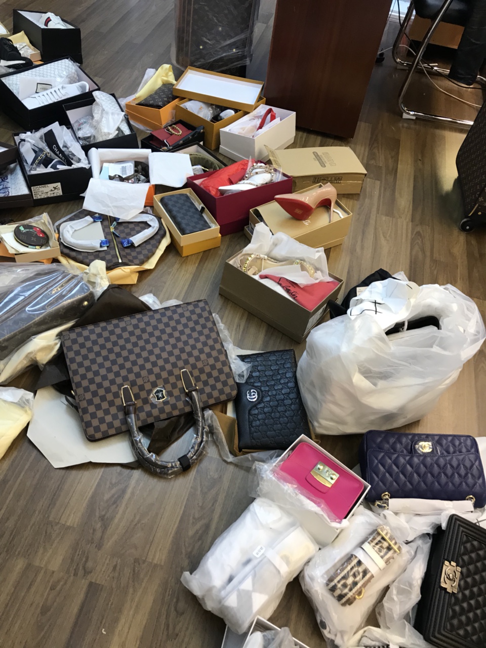 hàng về ngày 28-5