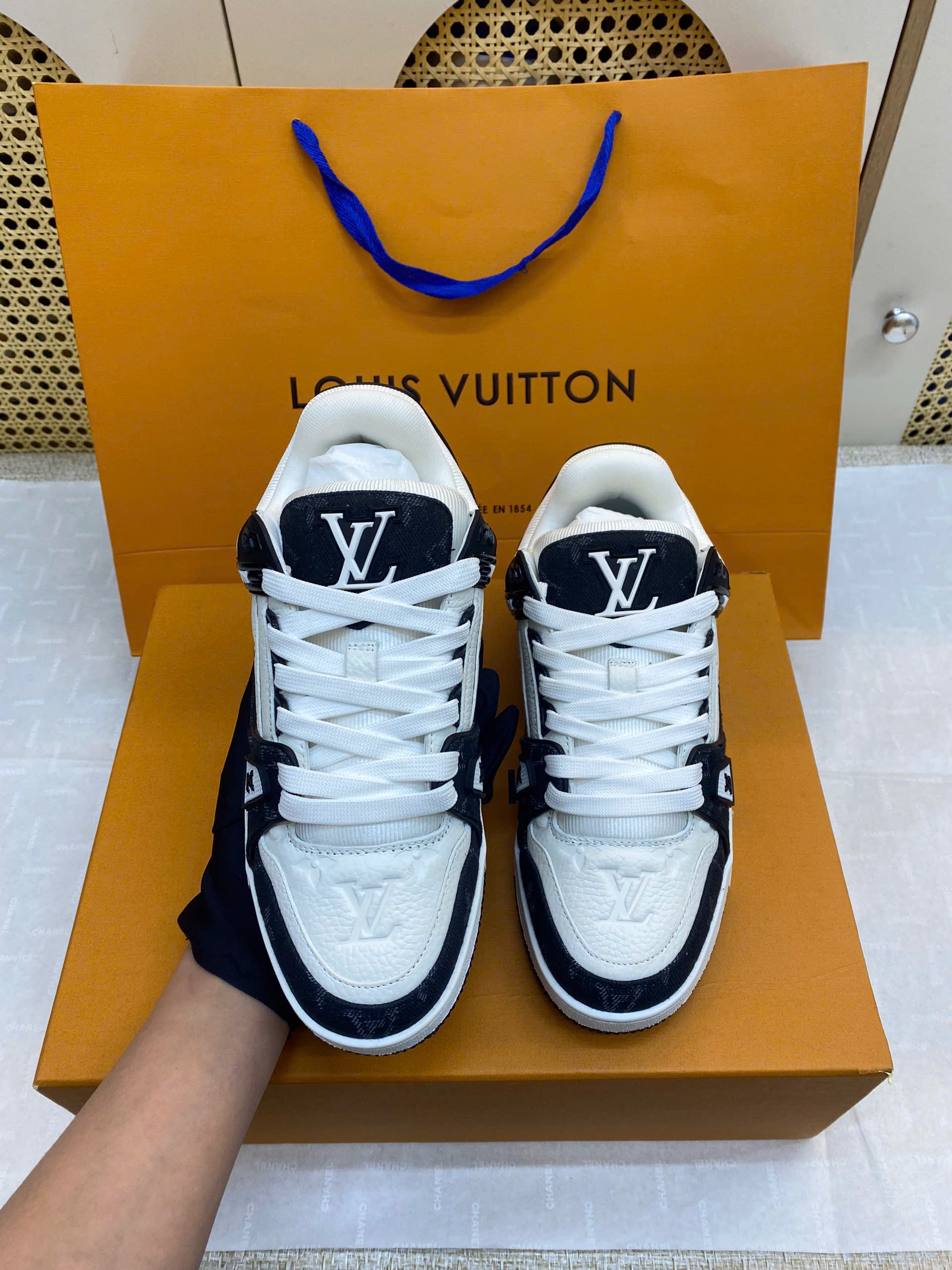 Giày LV Trainer Sneaker Monogram Black White V-TS01BW Siêu Vip