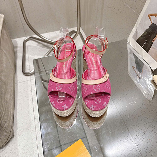 Sandal LV Helios Wedge Denim Monogram – Siêu cấp - hồng