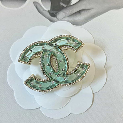 Trâm Cài Áo Chanel Acrylic Kim Cương Siêu Cấp Xanh Lá