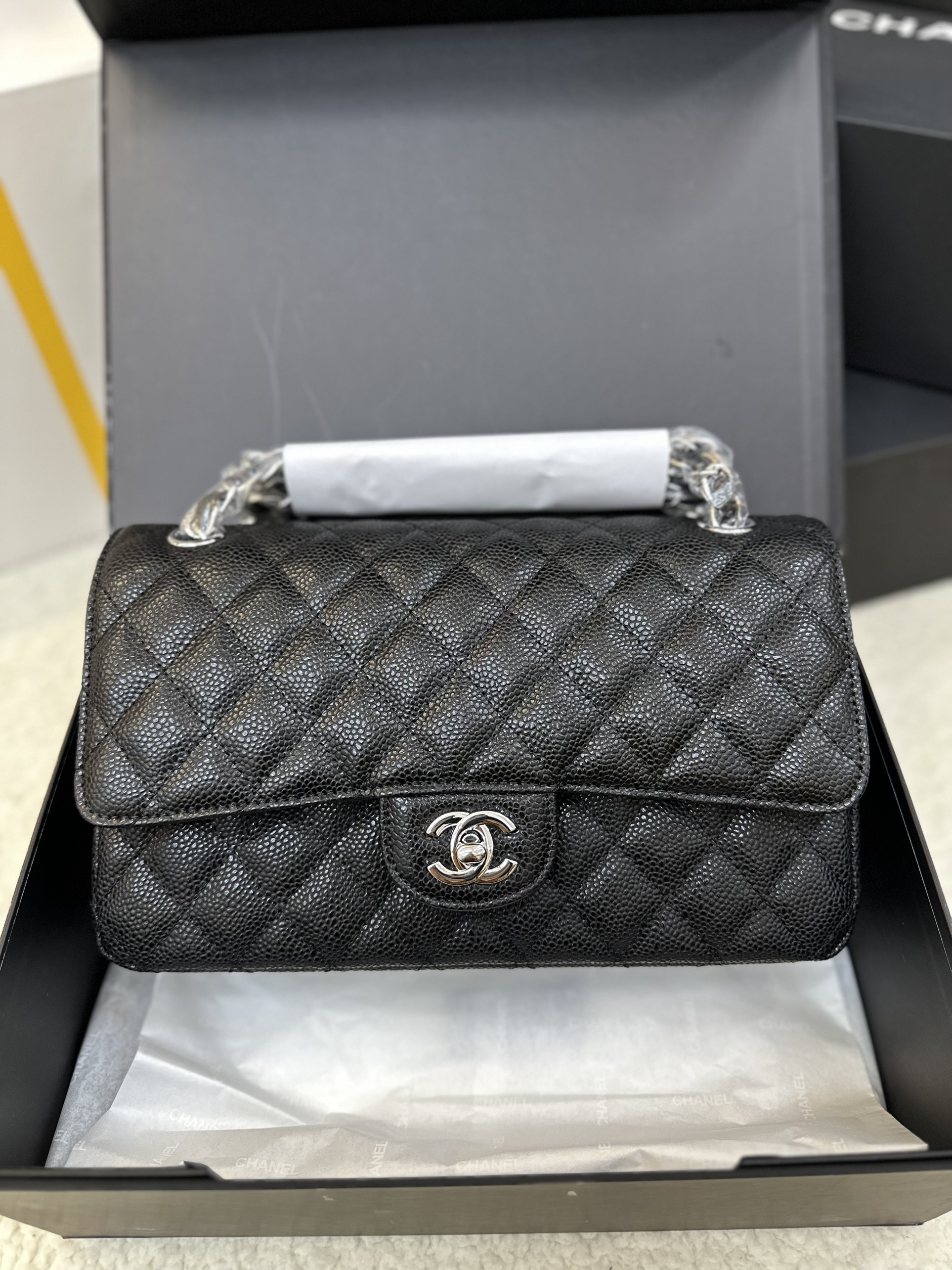 Túi Chanel Classic Flap Da Hạt Màu Đen Size 25cm