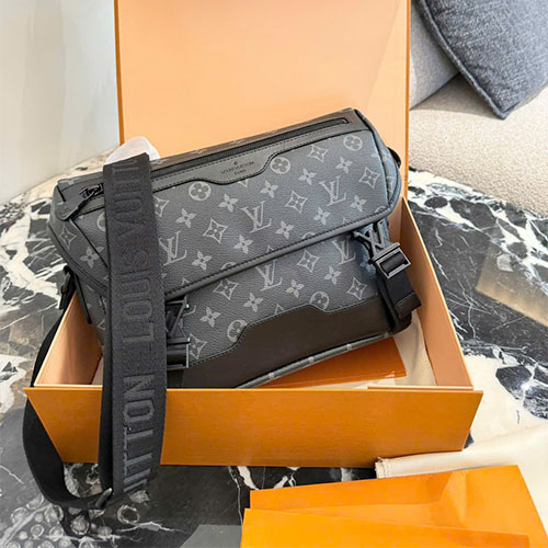 Túi đeo chéo Louis Vuitton Voyager super – Monogram Shadow đen