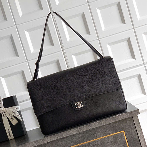 Túi xách Chanel 26S Maxi Flap Bag đen khóa bạc siêu VIP