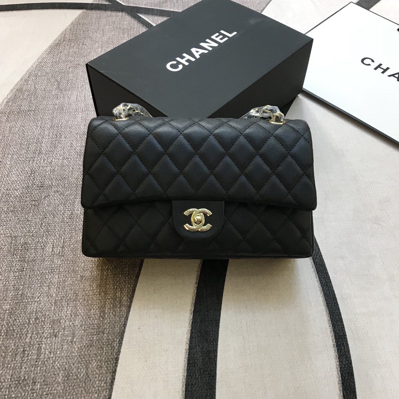 Túi Xách Chanel Classic Super Sale Da Hạt Khóa Vàng Màu Đen