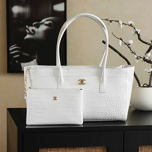 Túi xách Chanel siêu VIP 26SS Runway vân cá sấu tay xách màu trắng