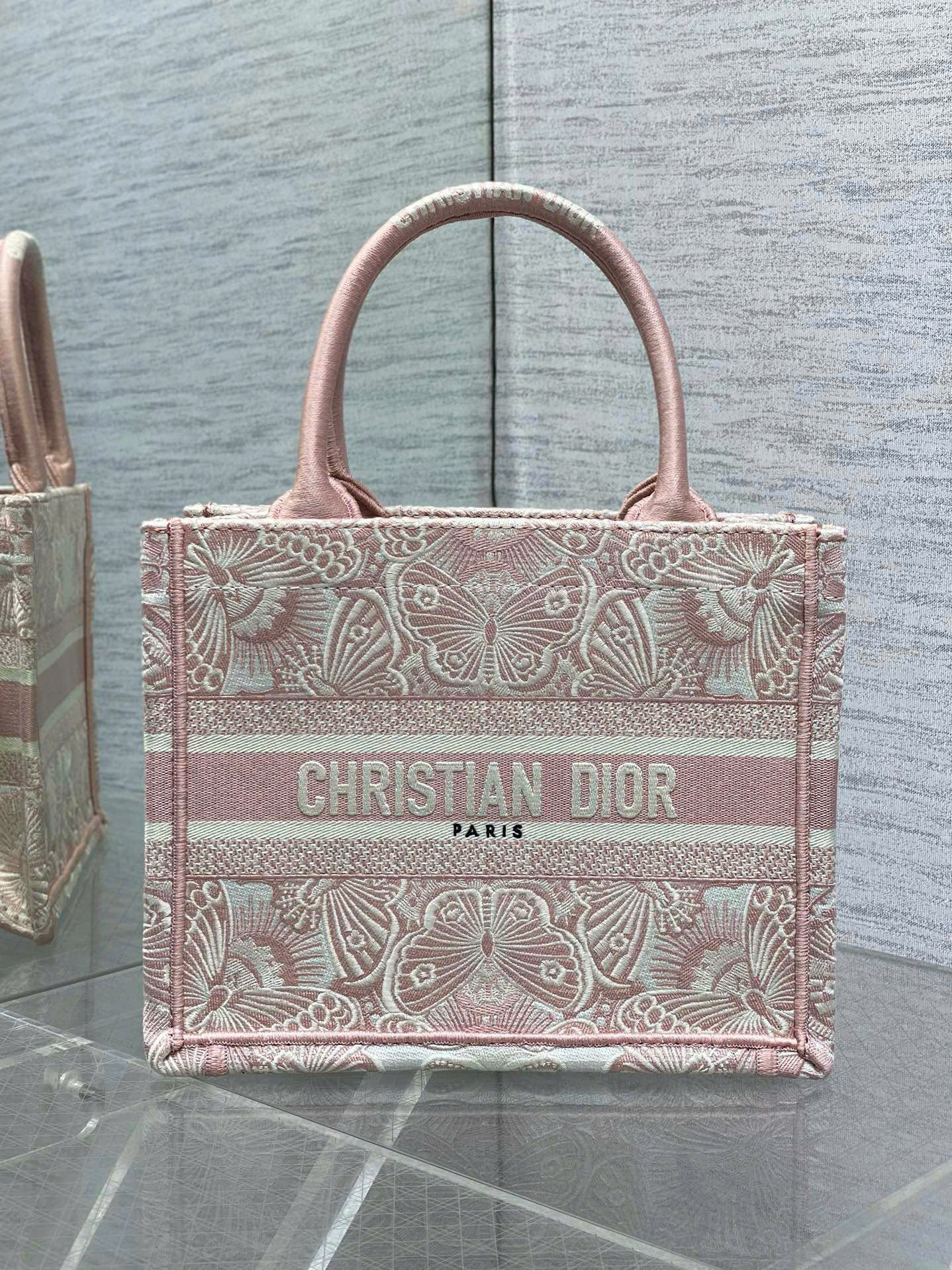 Túi Xách Dior Tote Thêu Bướm Màu Hồng Siêu Vip Size 26 cm