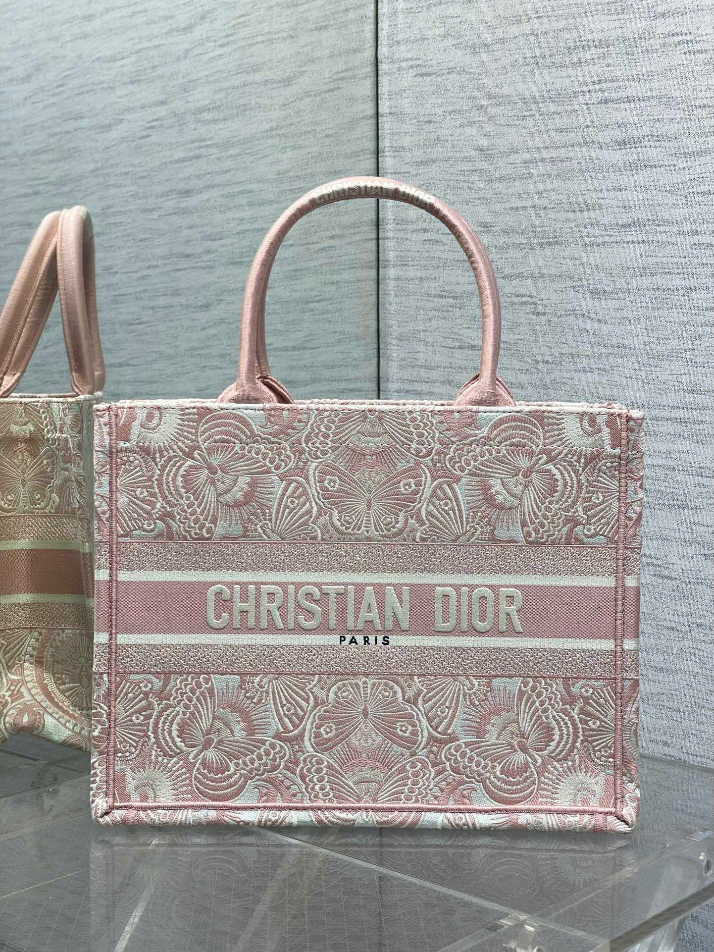 Túi Xách Dior Tote Thêu Bướm Màu Hồng Siêu Vip Size 36 cm