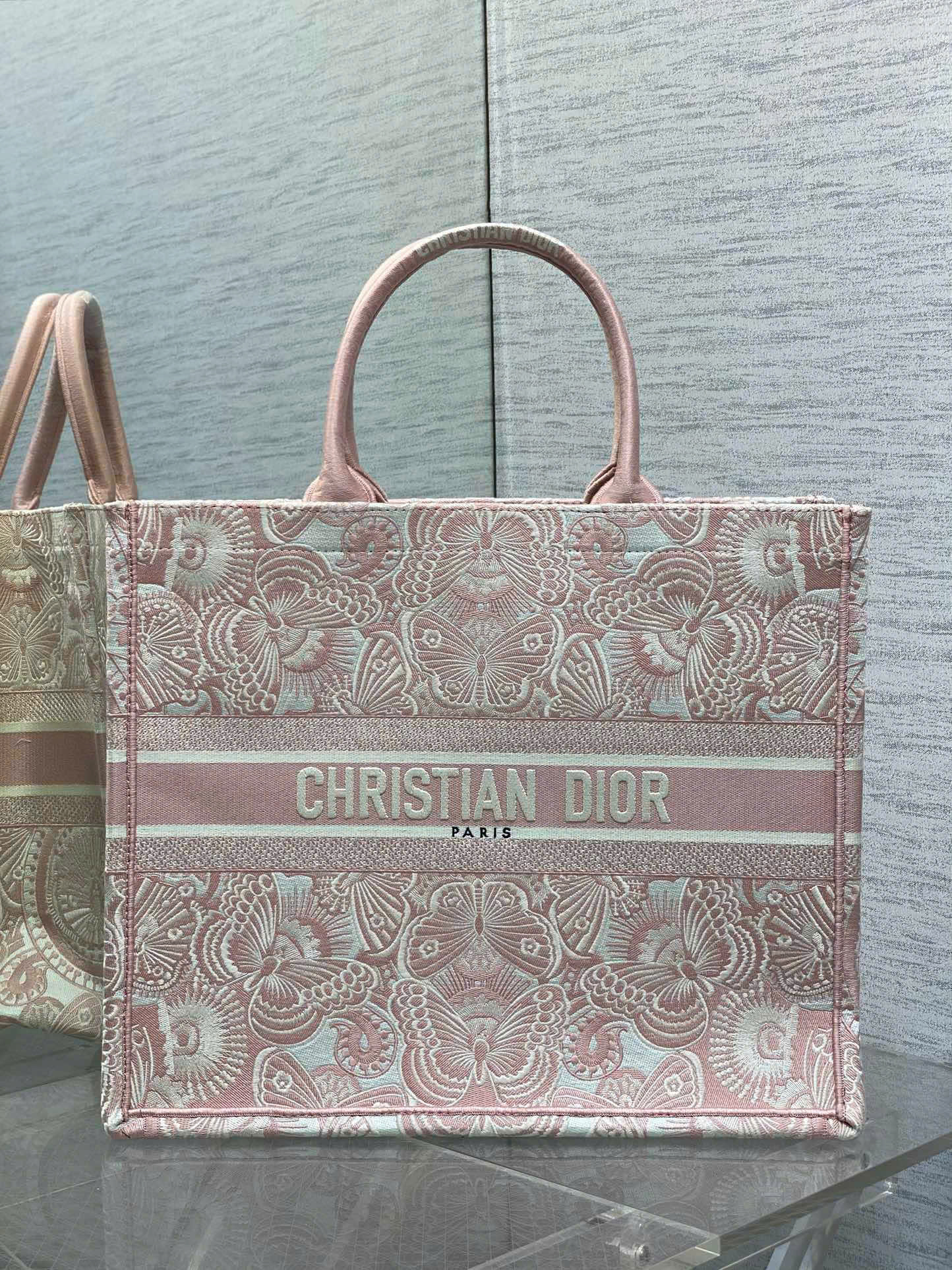 Túi Xách Dior Tote Thêu Bướm Màu Hồng Siêu Vip Size 42 cm