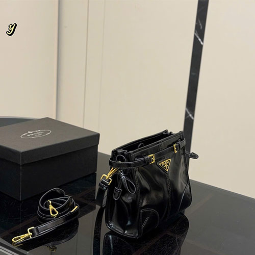 Túi xách kẹp nách Prada Soft Lux da bò