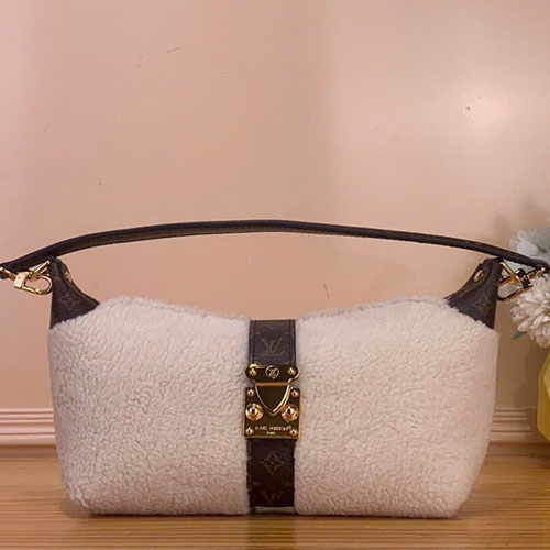 Túi Xách Louis Vuitton Siêu VIP Pochette Mia –  Màu Trắng Lông Cừu