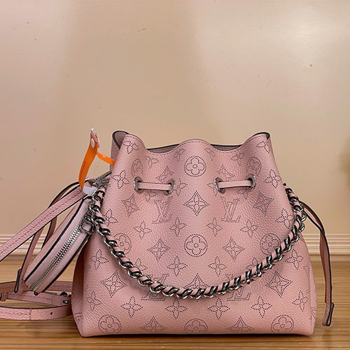 Túi xách LV Bella perforated da bê hồng siêu VIP – M23195