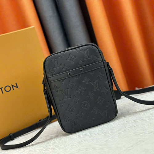 Túi Xách LV Màu Đen Da Taurillon M44972 Super Size 16 cm